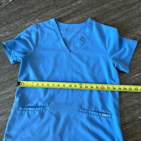 FIGS Technical Collection Scrub V Neck top Pocket Shirt Blue Women's medium - Picture 8 of 10